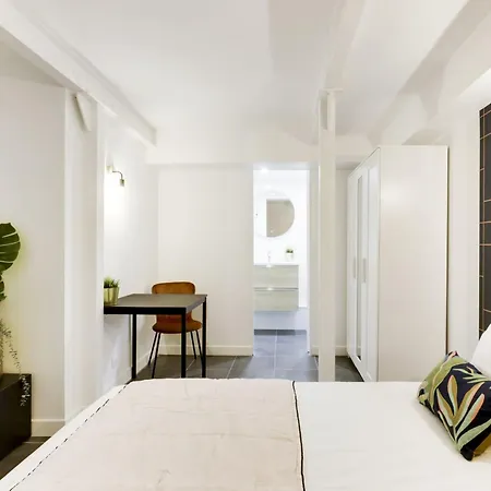 Appartamento Renovated And Bright Street Side