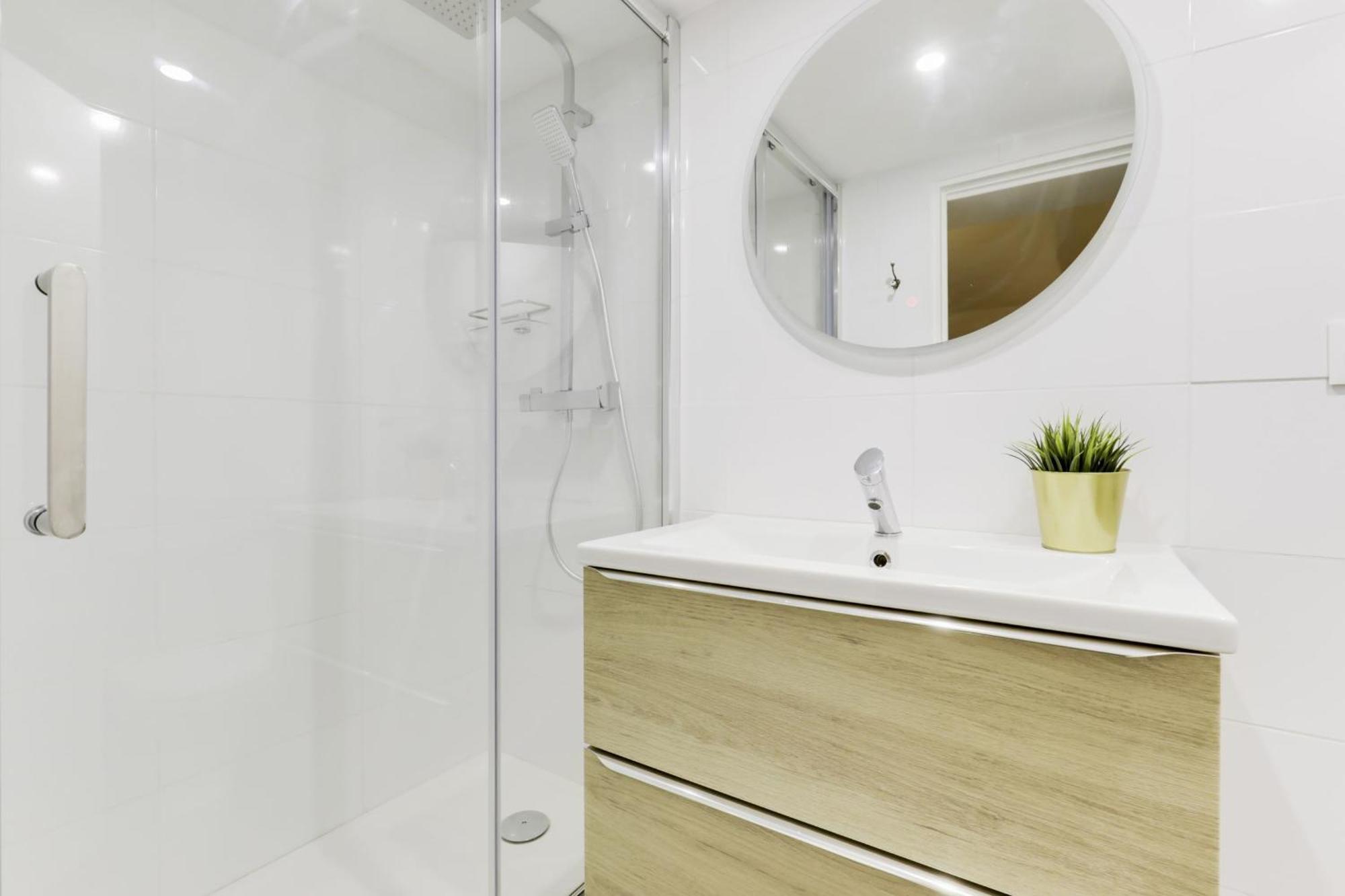 Renovated And Bright Street Side Appartamento *