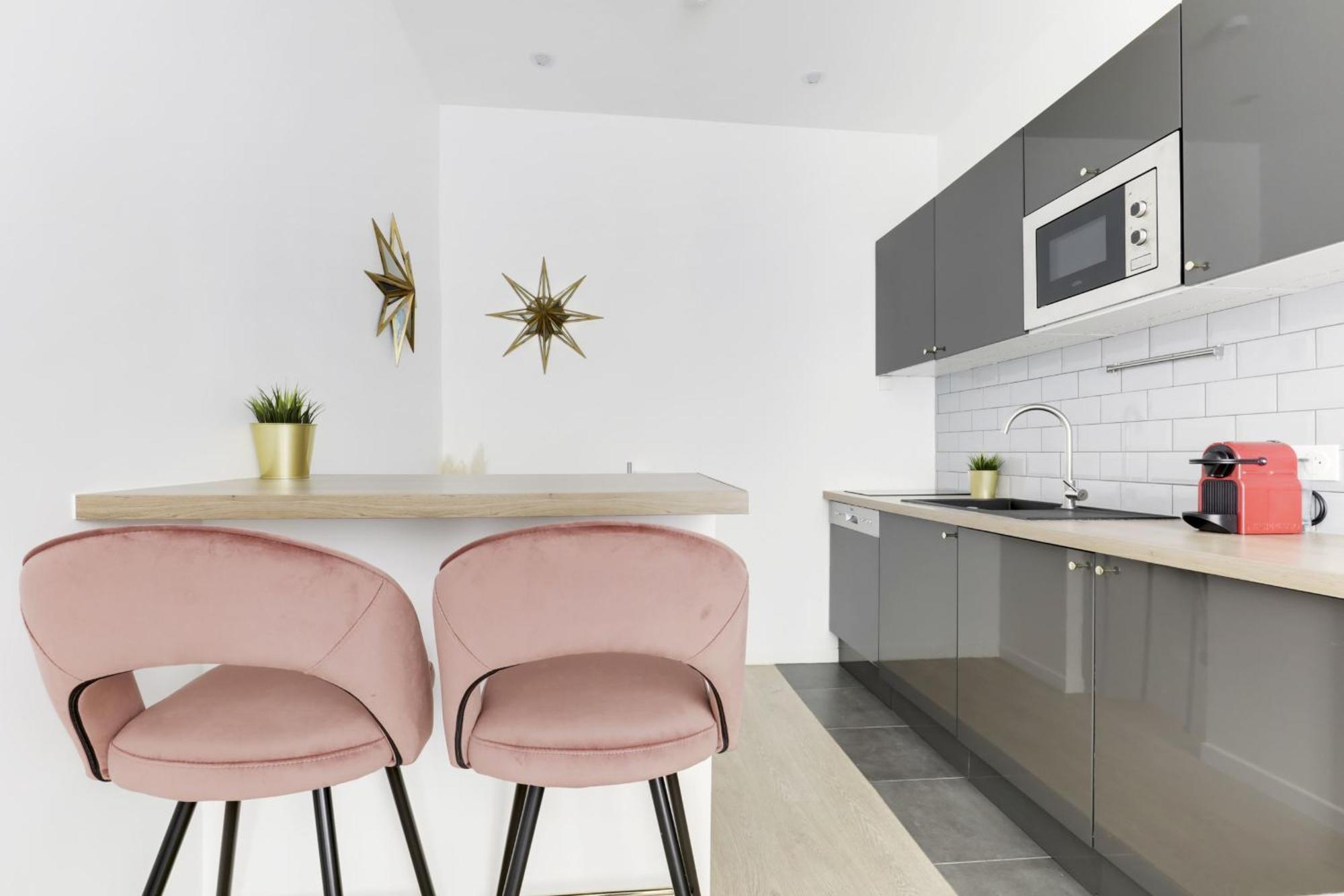Renovated And Bright Street Side Parigi