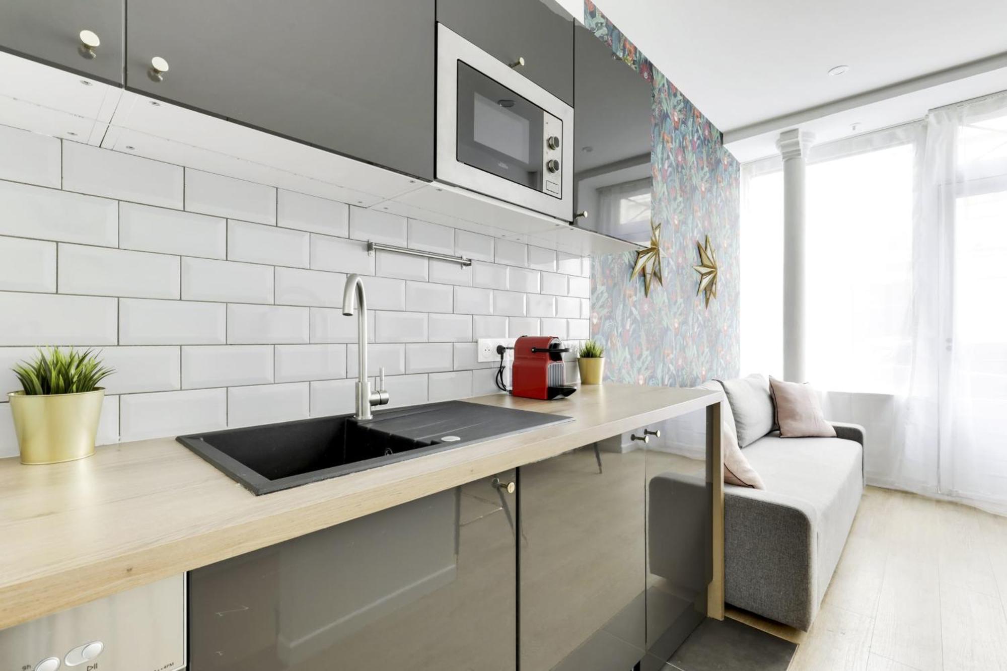 Renovated And Bright Street Side Appartamento
